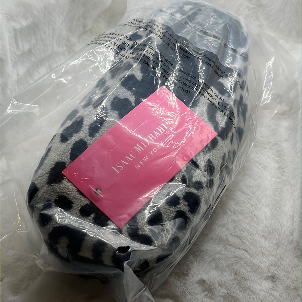 2/$15 Isaac Mizrahi Leopard Print Fleece Sherpa Cozy Slippers size small (5-6.5)